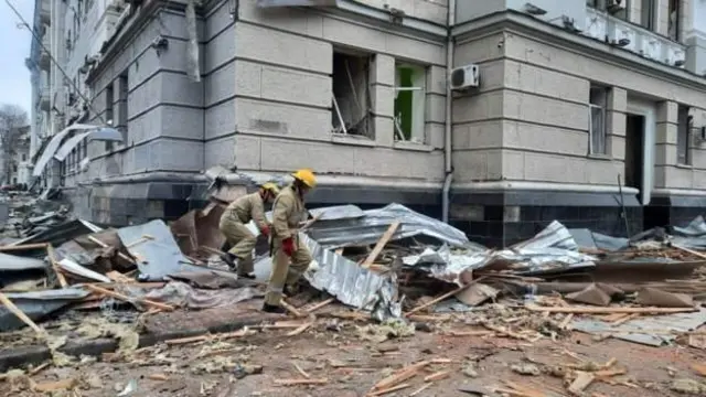 Russia-Ukraine war: Pictures of welcome for thousands of Ukrainians wey escape