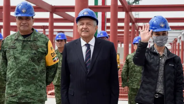 López Obrador, el general Cresencio Sandoval y la alcaldesa Claudia Sheinbaum