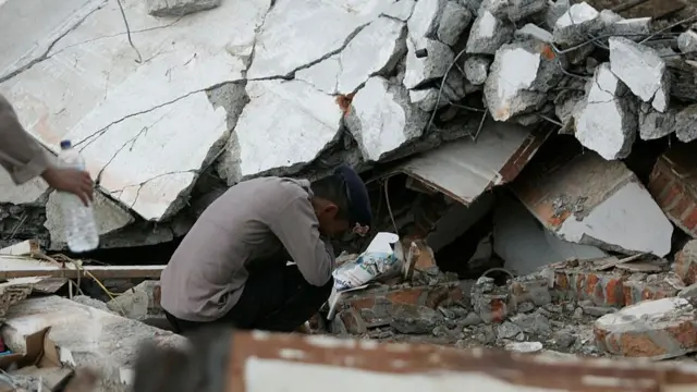 2004-ஆம் ஆண்டில், 9.2 என்ற அளவில் தாக்கிய ஒரு மிகவும் சக்திவாய்ந்த நிலநடுக்கத்தால் ஏற்பட்ட பேரழிவால் அச்சே மாகாணம் கடுமையாக பாதிக்கப்பட்டது.