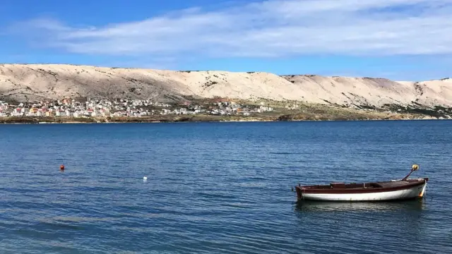 Na Pagu živi blizu 8,500 ljudi i između 35,000 i 40,000 ovaca