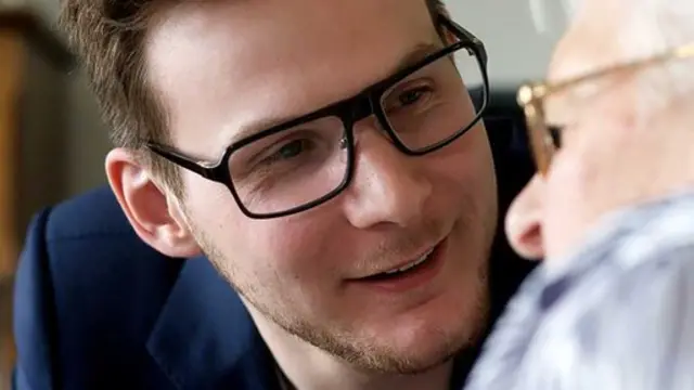 Jurrien Mentink conversando con una residente en el hogar en Deventer, Holanda