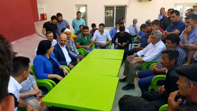 HDP'li siyasetçilerden oluşan bir heyet, saldırıda ölen ve yaralananların aileleriyle görüştü