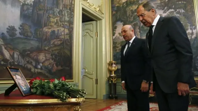 ادای احترام وزرای خارجه روسیه و ترکیه در مسکو به سفیر روسیه در ترکیه که دیروز در یک سوقصد کشته شد