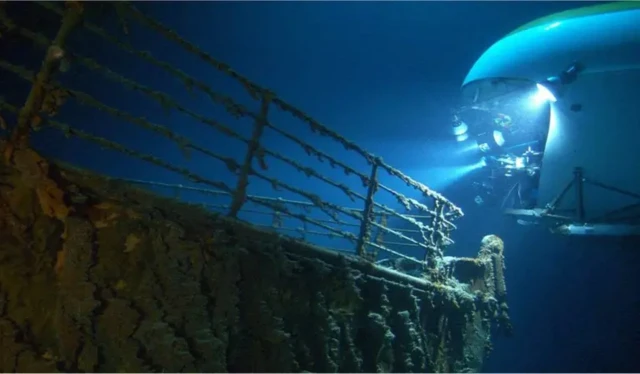 Autour de l'épave du Titanic, la lumière du soleil est très rapidement absorbée par l'eau et ne peut pas pénétrer à plus de 1 000 mètres de la surface.