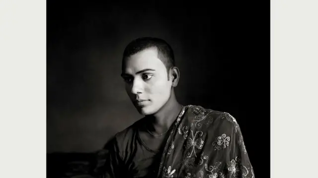 С восходом солнца Найян (24 года) спешит на работу на швейную фабрику, где зарабатывает на жизнь, как считает ее семья, честным трудом. На закате она возвращается в свою общину