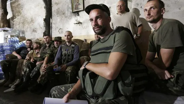 Так дивилися парад по ТБ у зоні бойових дій