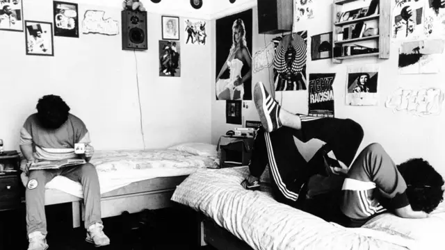 Dos jóvenes en una habitación de Beechwood .