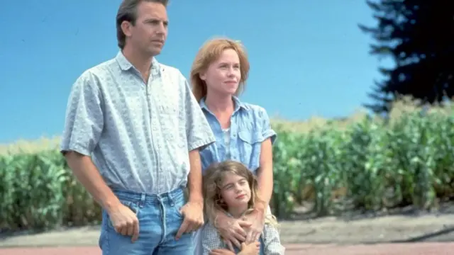 Nakon što je originalni naziv filma Polje snova pod imenom Bosonogi Džo dobio loše ocene na testiranju - on je promenjen, a film je postao hit