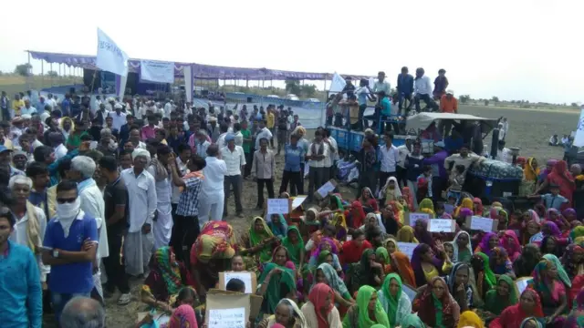 સંખ્યાબંધ લોકોની તસવીર