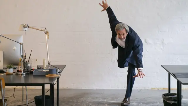 Un homme se tenant debout sur un pied