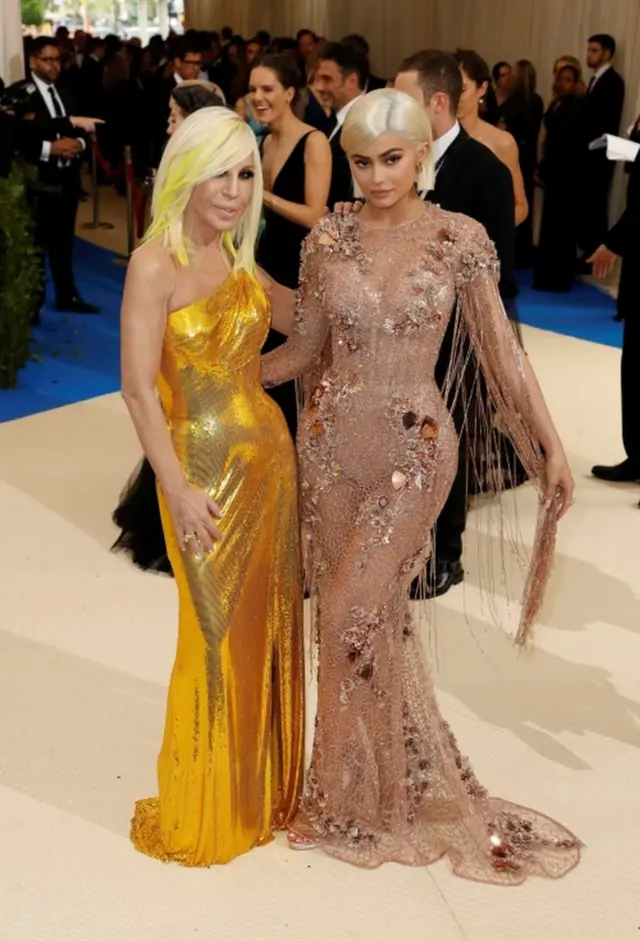 デザイナーのドナテッラ・ベルサーチさんと、タレントのカイリー・ジェナーさん