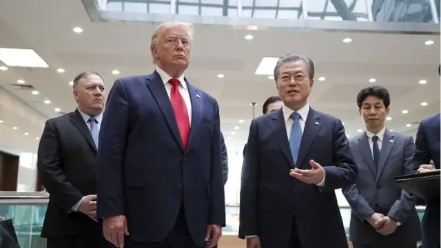 문재인 대통령과 도널드 트럼프 미국 대통령이 2019년 6월 30일 판문점에서 김정은 북한 국무위원장과의 회동을 마친 후 취재진의 질의에 답하고 있다