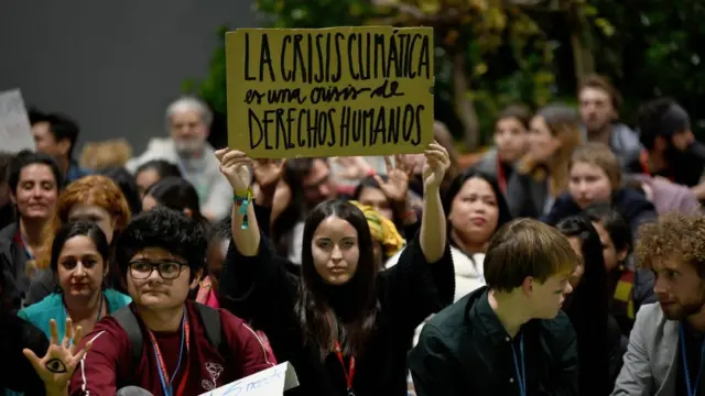 manifestantes afuera de la COP