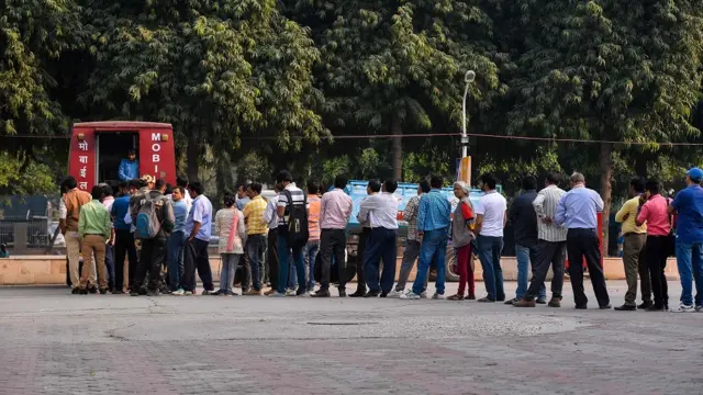 500 और 1000 के नोट पर रोक, नोटबंदी, एटीएम के बाहर लंबी कतारें