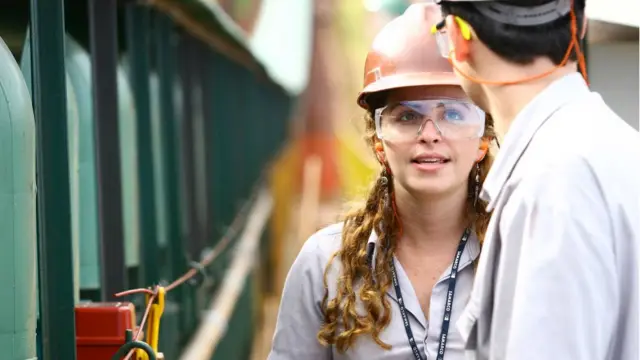 নারী একটি নির্মানাধীন ভবনের কাছে।