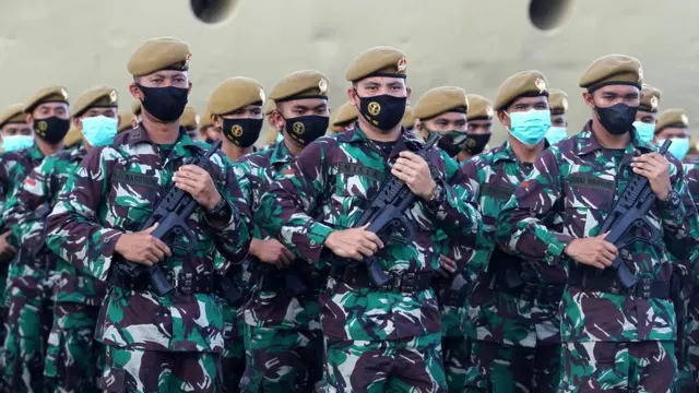 Sejumlah prajurit Komponen Cadangan (Komcad) Kodam XII/Tanjungpura mengikuti upacara pemberangkatan latihan pembulatan di Pelabuhan Dwikora, Pontianak, Kalimantan Barat, Senin (20/9/2021).