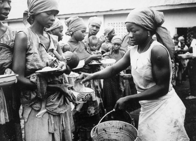BIAFRA- Selon toutes probabilités militaires, le Biafra aurait dû perdre sa guerre avec le Nigeria fédéral il y a longtemps. Il n'a pas perdu, mais dans les prochains mois, il pourrait être vaincu par la famine. Ici, les femmes et les enfants reçoivent leurs maigres rations dans un camp de réfugiés.