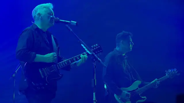 New Order tocando en concierto