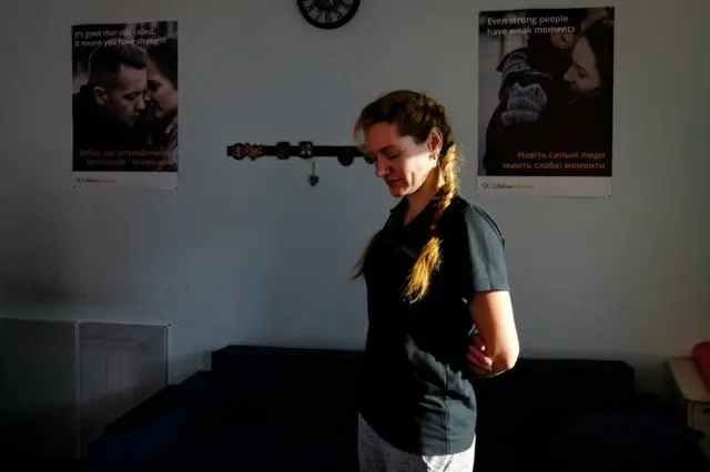 యుక్రెయిన్‌లో సైనికుల ఆత్మహత్యల నివారణకు పని చేస్తున్న హెల్ప్‌లైన్‌లో స్వెత్లానా ఓ కౌన్సెలర్