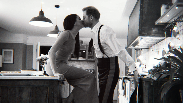 Imagem promocional do documentário Harry & Meghan da Netflix mostra o casal se beijando na cozinha