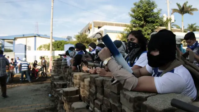 Barricada frente a la Universidad Nacional de Ingeniería.