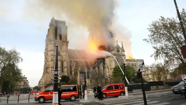 Le feu, qui se propage rapidement, a pris dans les combles de la cathédrale, selon les pompiers.