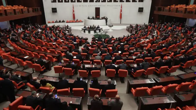 Bazı milletvekilleri, zorla kaybetme ve yasadışı alıkoyma iddialarını TBMM çatısında da gündeme getiriyor.