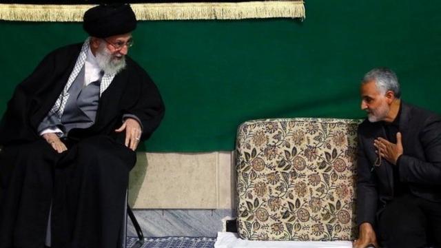 Pemimpin besar Iran Ayatollah Ali Khamenei (kiri) menemui Qasem Soleimani dalam sebuah upacara keagamaan di Tehran, Iran.