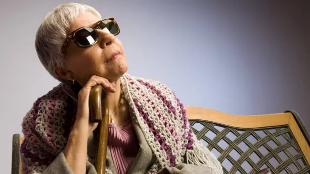 बुज़ुर्ग महिला