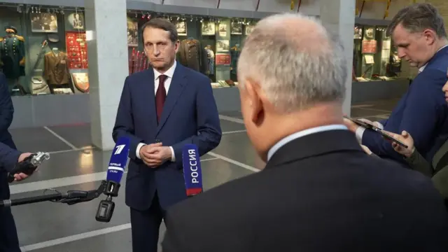 রুশ গুপ্তচর প্রধানের সাক্ষাৎকার নিচ্ছেন বিবিসির স্টিভ রোজেনবার্গ