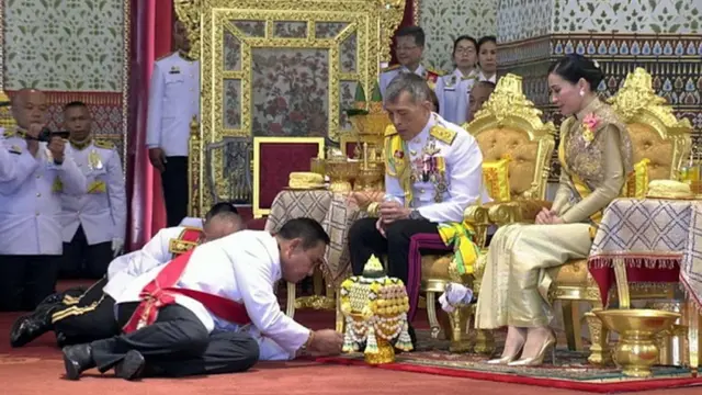 Король Таиланда до сих пор считался непререкаемым авторитетом