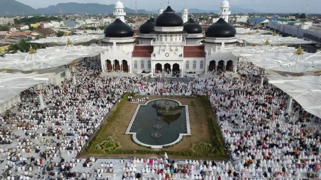 مصلون يؤدون صلاة العيد في مسجد بيت الرحمن الكبير في مدينة باندا اتشيه في إندونيسيا.