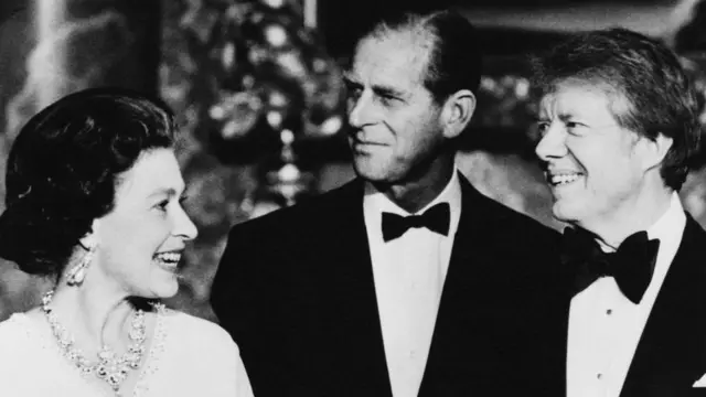 Rais wa zamani wa Marekani aliye na umri mkubwa zaidi , Jimmy Carter, alikuwa katika dhifa ya chakula na Prince Philip na Malkia mnamo 1977.