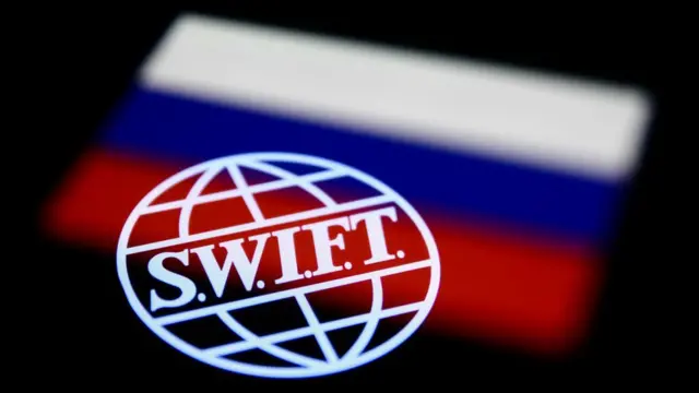 شعار سويفت وعلم روسيا في الخلفية