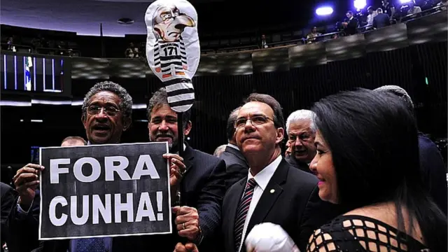 Deputados levaram cartazes "Fora Cunha" para a sessão que cassou o mandado do ex-presidente da Câmara