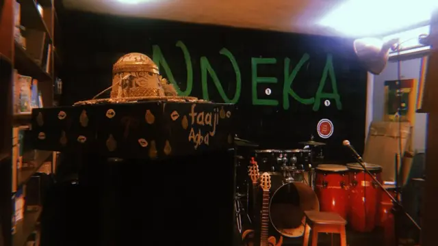 Nneka se produit au Jazzhole.
