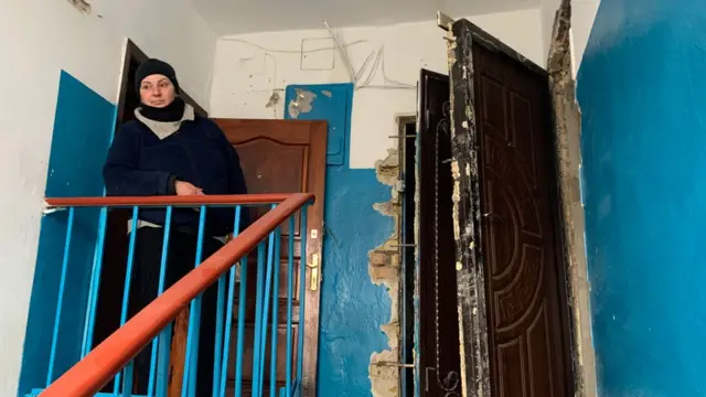 현관문이 파괴된 부차 지역 아파트