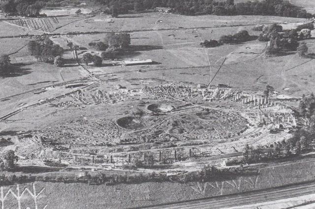 Las huellas de la torre de Sir Edward se pueden ver claramente cuando el trabajo comenzaba en el estadio de Wembley en la década de 1920.