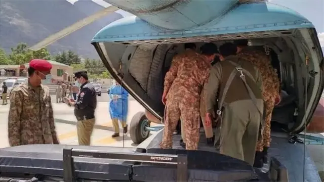 గాయపడ్డవారిని తరలిస్తున్న పాక్ ఆర్మీ