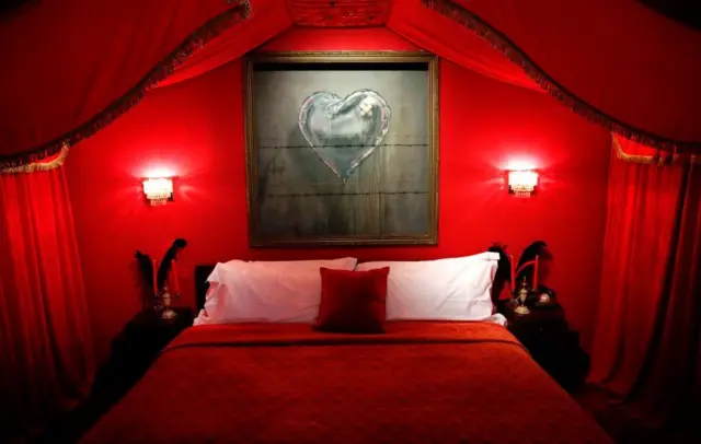 Cumhurbaşkanlığı suiti ise kırmızı renkte dekore edilmiş ve yatağın başında dikenli tellerle çevrilmiş kalp şeklinde bir resim bulunuyor.