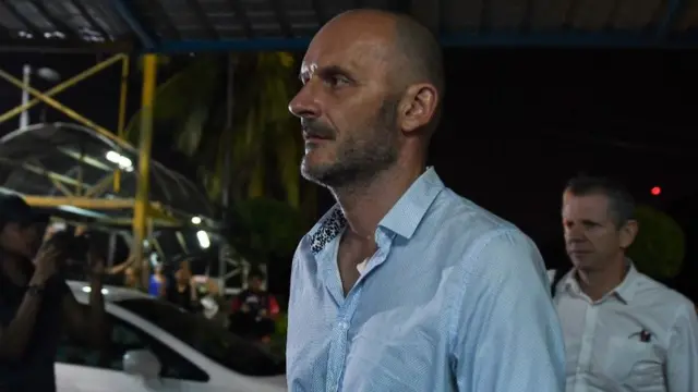 नोरा के पिता सेबेस्टियन