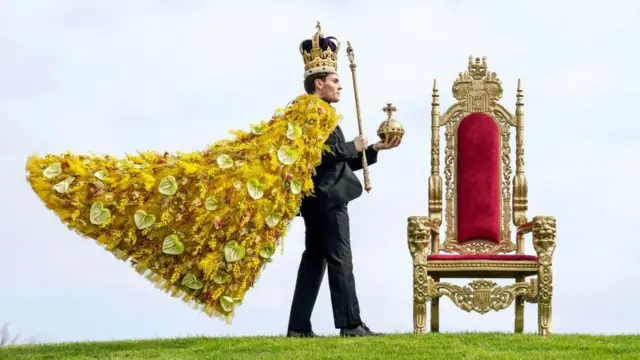 روبرت نورث يرتدي رداء مهيب من مجموعة من الزهور وأوراق الشجر