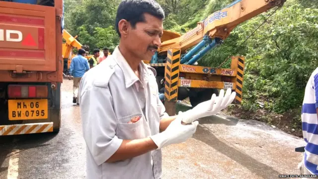 पोलादपूर अपघातात मदतकार्य सहभागी झालेला कर्मचारी