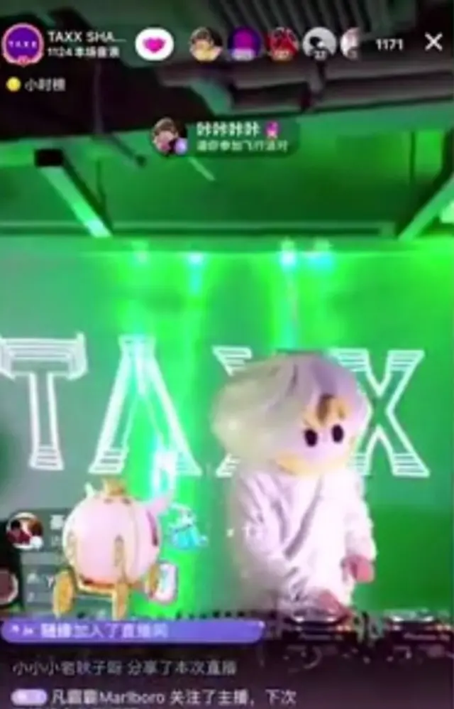 DJ가 집에서 라이브 방송을 하고 있다