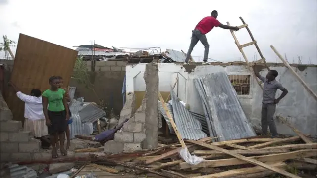 Habitantes de la localidad de Les Cayes reconstruyen sus casas.