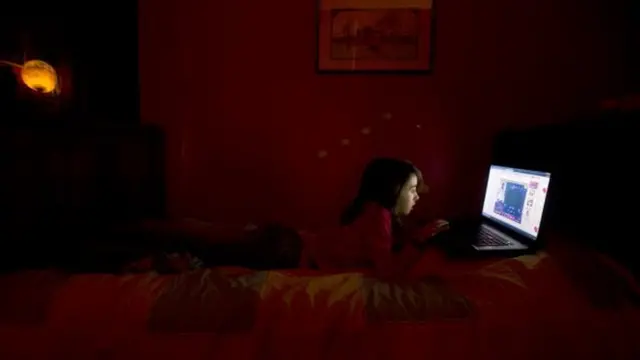 অনলাইন ব্রাউজ করছে এক শিশু