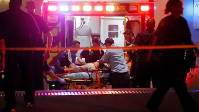 Un hombre es atendido en una camilla