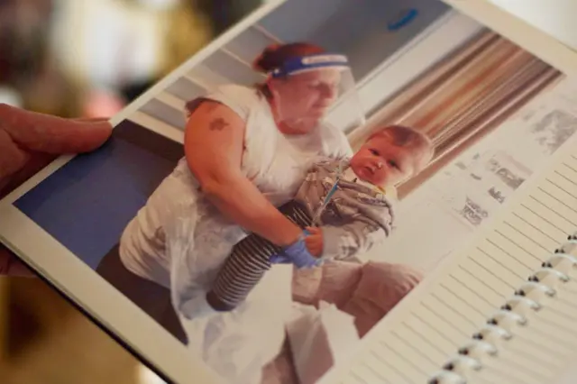 Laura Corkill segurando Leiland-James