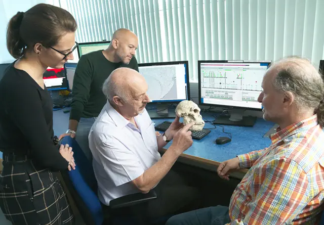 L'équipe discute du crâne