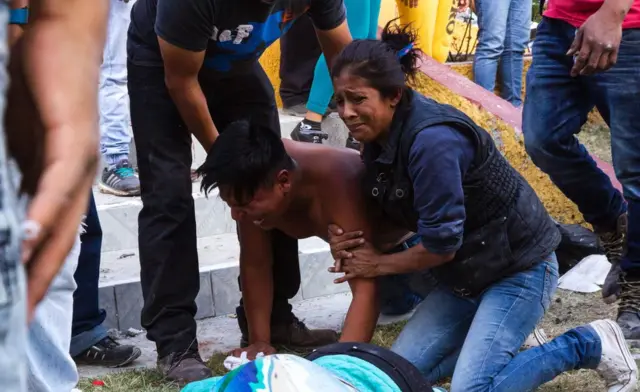 Personas lloran a sus víctimas